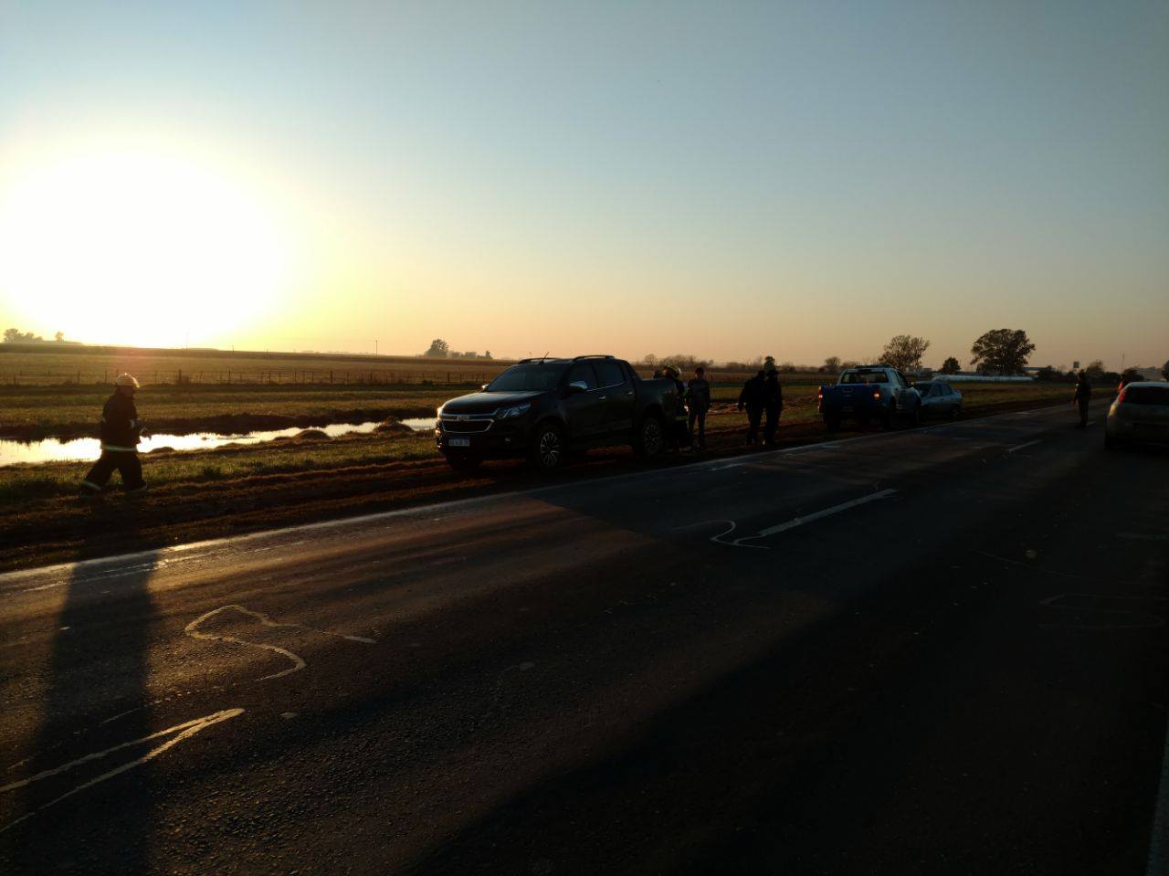 Ruta 34: volcó un camión y dos autos chocaron al querer pasar