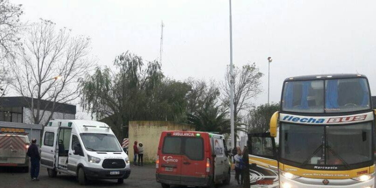 Autopista: una mujer murió a bordo de un colectivo