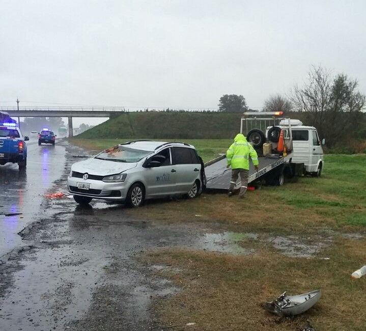 Un auto despistó, volcó e impactó contra una columna a la altura de Monje
