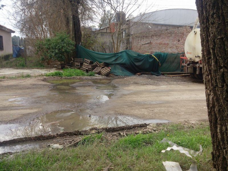Vecinos de Totoras indignados por residuos cloacales en plena calle