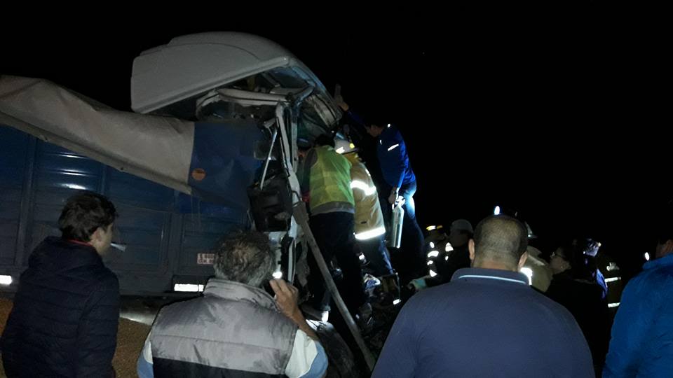 Un pequeño quedó atrapado tras un choque entre camiones