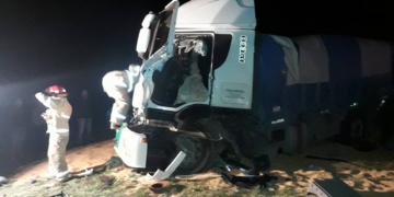 Un pequeño quedó atrapado tras un choque entre camiones