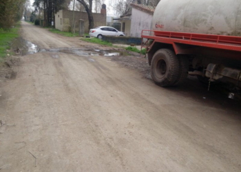 Vecinos de Totoras indignados por residuos cloacales en plena calle