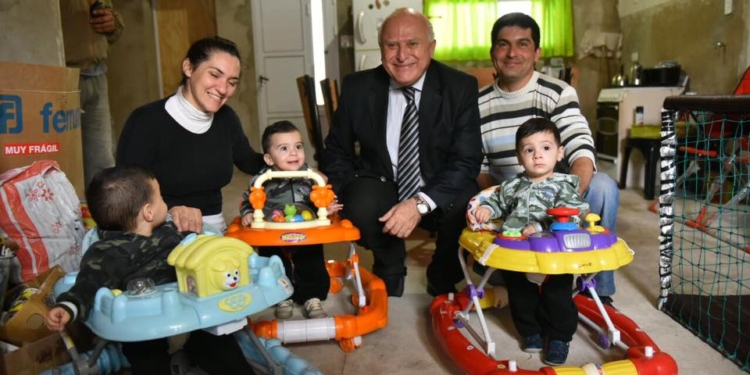 Lifschitz sorprendió con su visita a una familia de Serodino