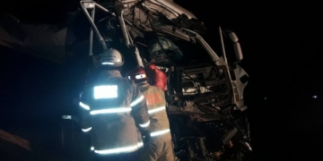 Un pequeño quedó atrapado tras un choque entre camiones