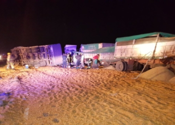 Choque entre camiones en la autopista con un conductor atrapado