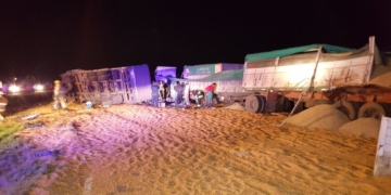 Choque entre camiones en la autopista con un conductor atrapado