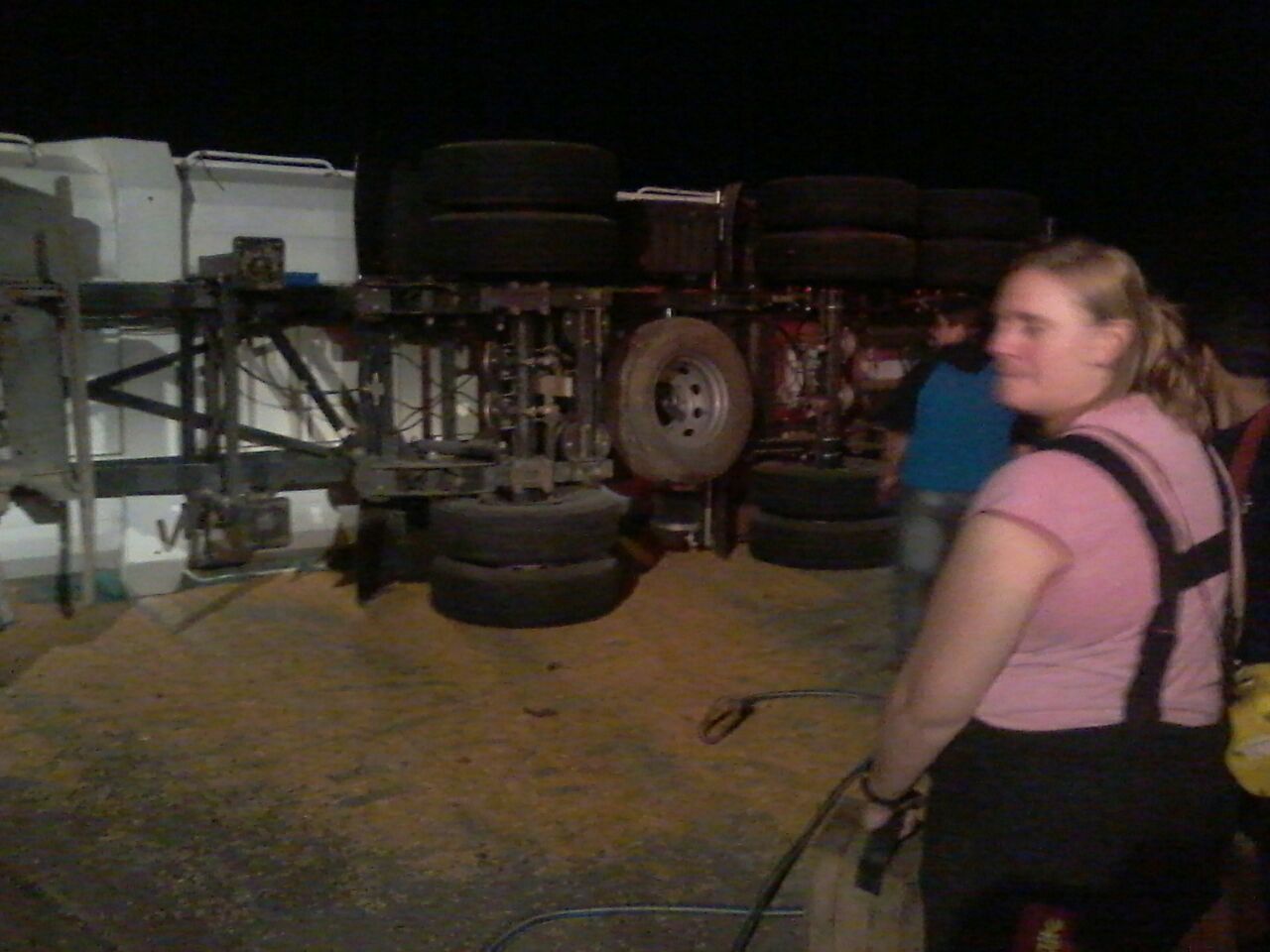 San Genaro: un camión chocó con un auto y volcó sobre la calzada