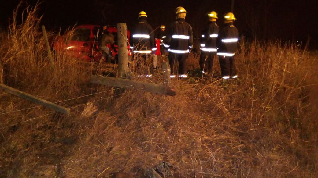 Despistó y volcó una camioneta sobre Ruta 65