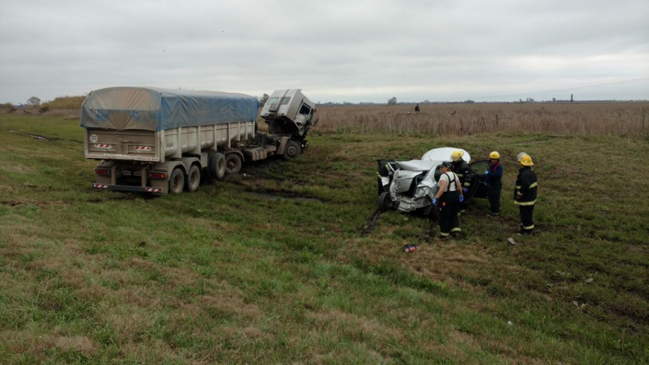 Dos heridos tras un choque entre un camión y un auto en Ruta 34