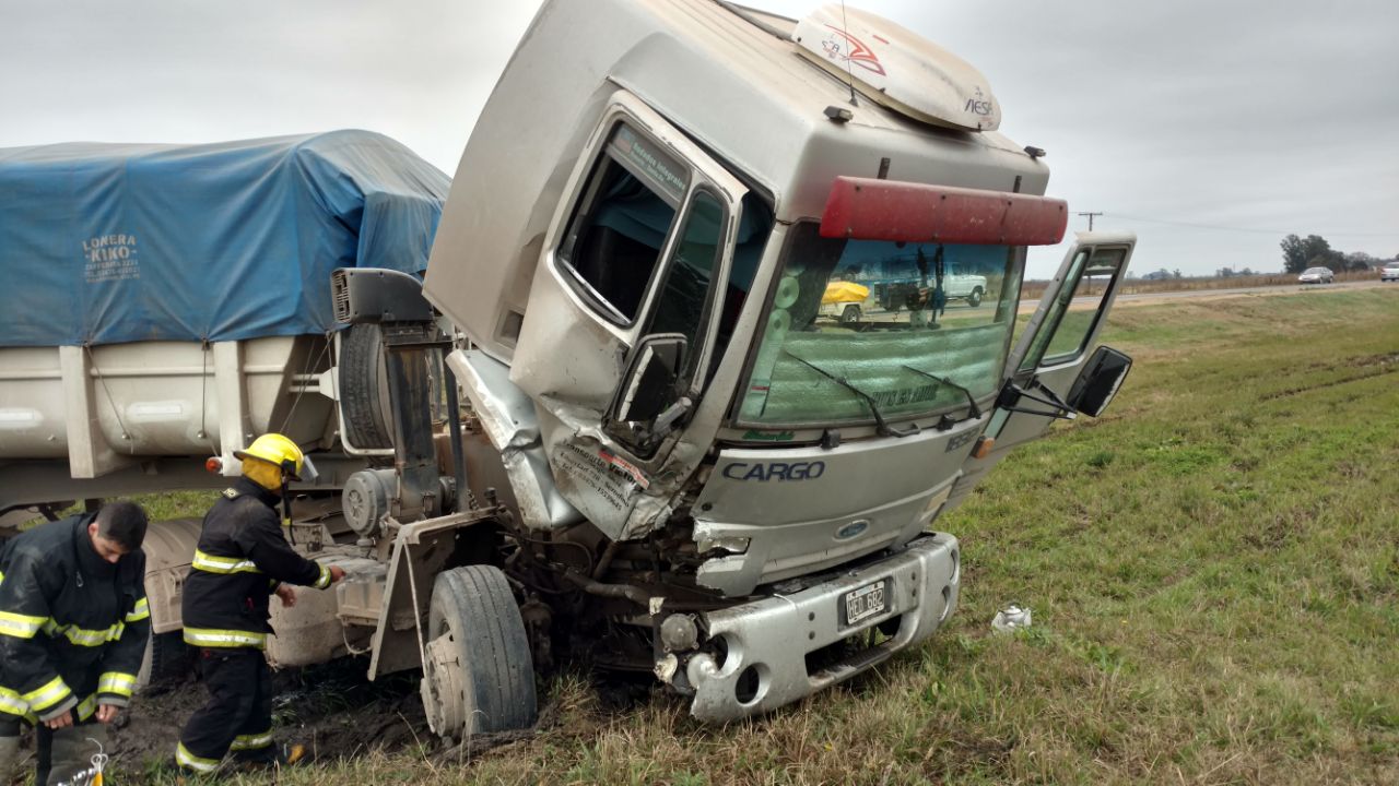 Dos heridos tras un choque entre un camión y un auto en Ruta 34
