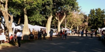 Feria de artesanos en el Paseo Ribereño de Puerto Gaboto