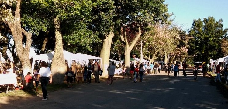 Feria de artesanos en el Paseo Ribereño de Puerto Gaboto