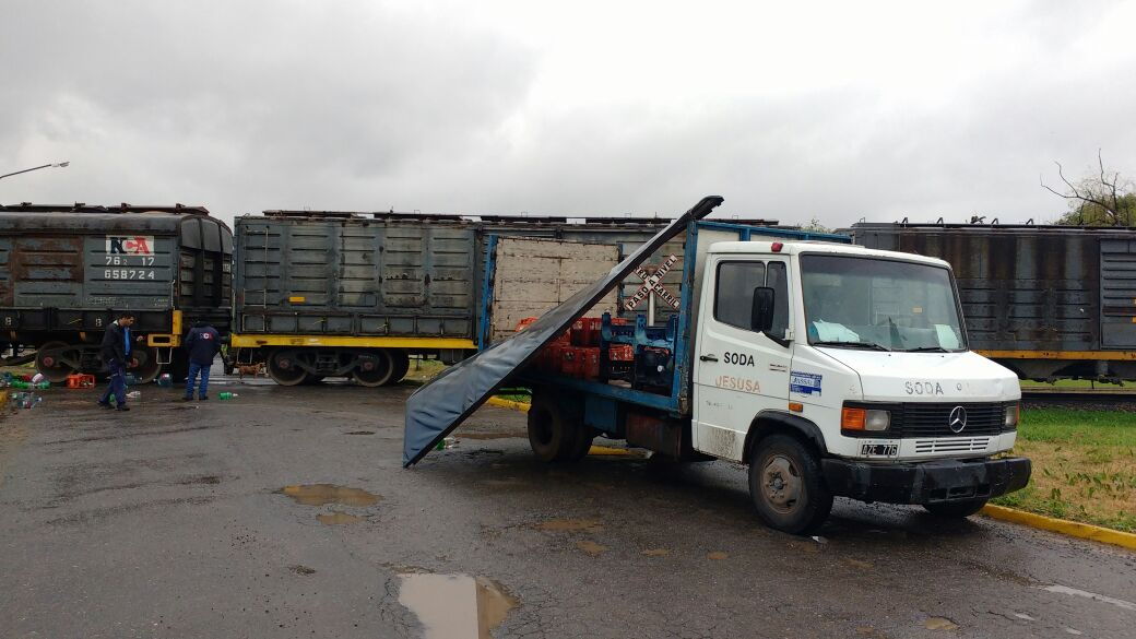 Un camión y un tren fueron partícipes de un nuevo accidente en las vías