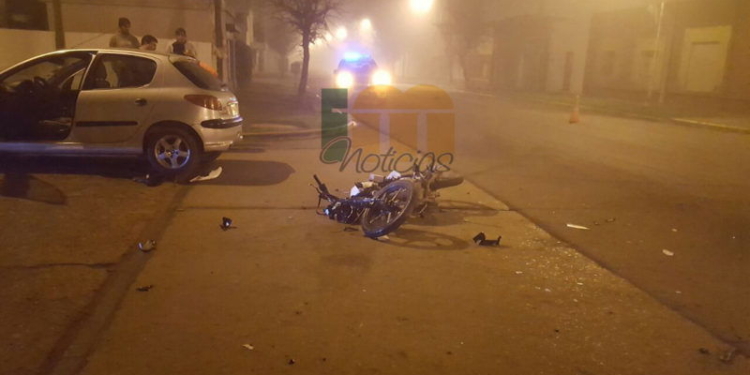 Neblina y choque: un joven herido en pleno centro de Monje