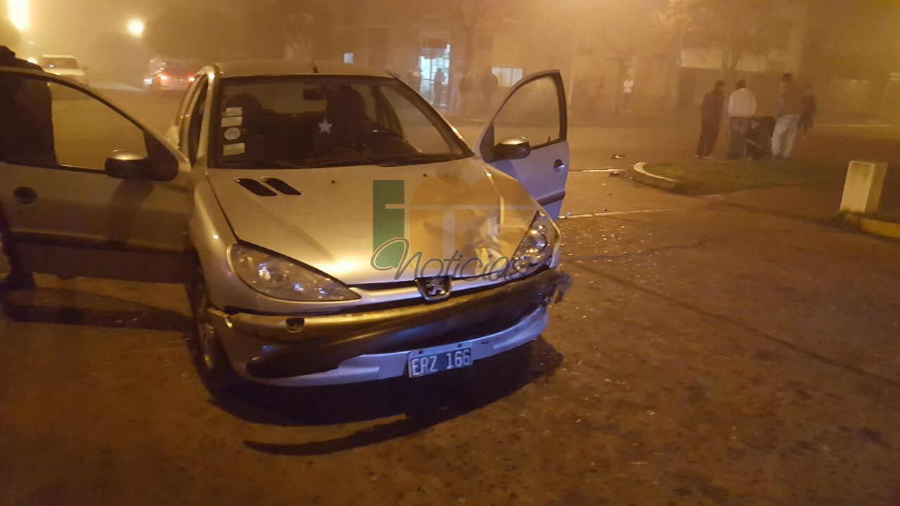 Neblina y choque: un joven herido en pleno centro de Monje