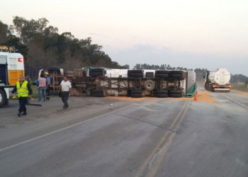 San Genaro: un camión chocó con un auto y volcó sobre la calzada
