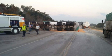 San Genaro: un camión chocó con un auto y volcó sobre la calzada