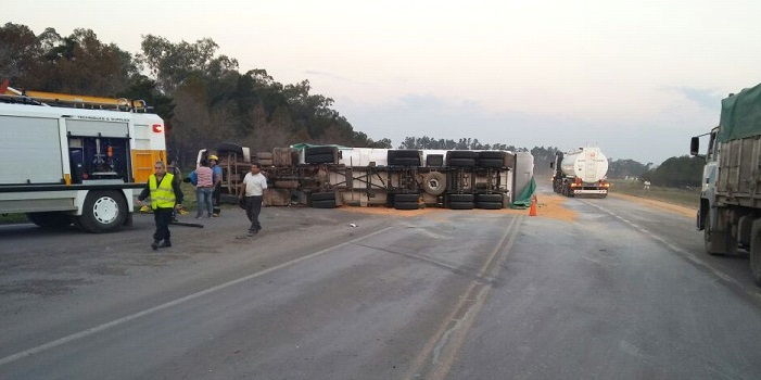 San Genaro: un camión chocó con un auto y volcó sobre la calzada