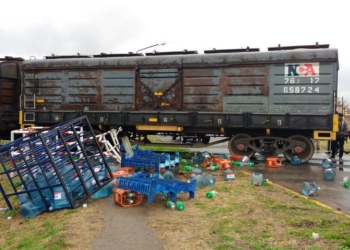 Un camión y un tren fueron partícipes de un nuevo accidente en las vías