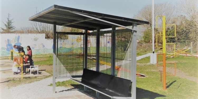 Nuevas garitas de colectivo están siendo instaladas en Maciel