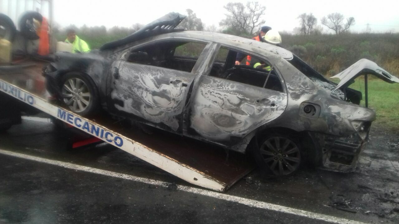 Incendio y destrucción total de un auto sobre la autopista