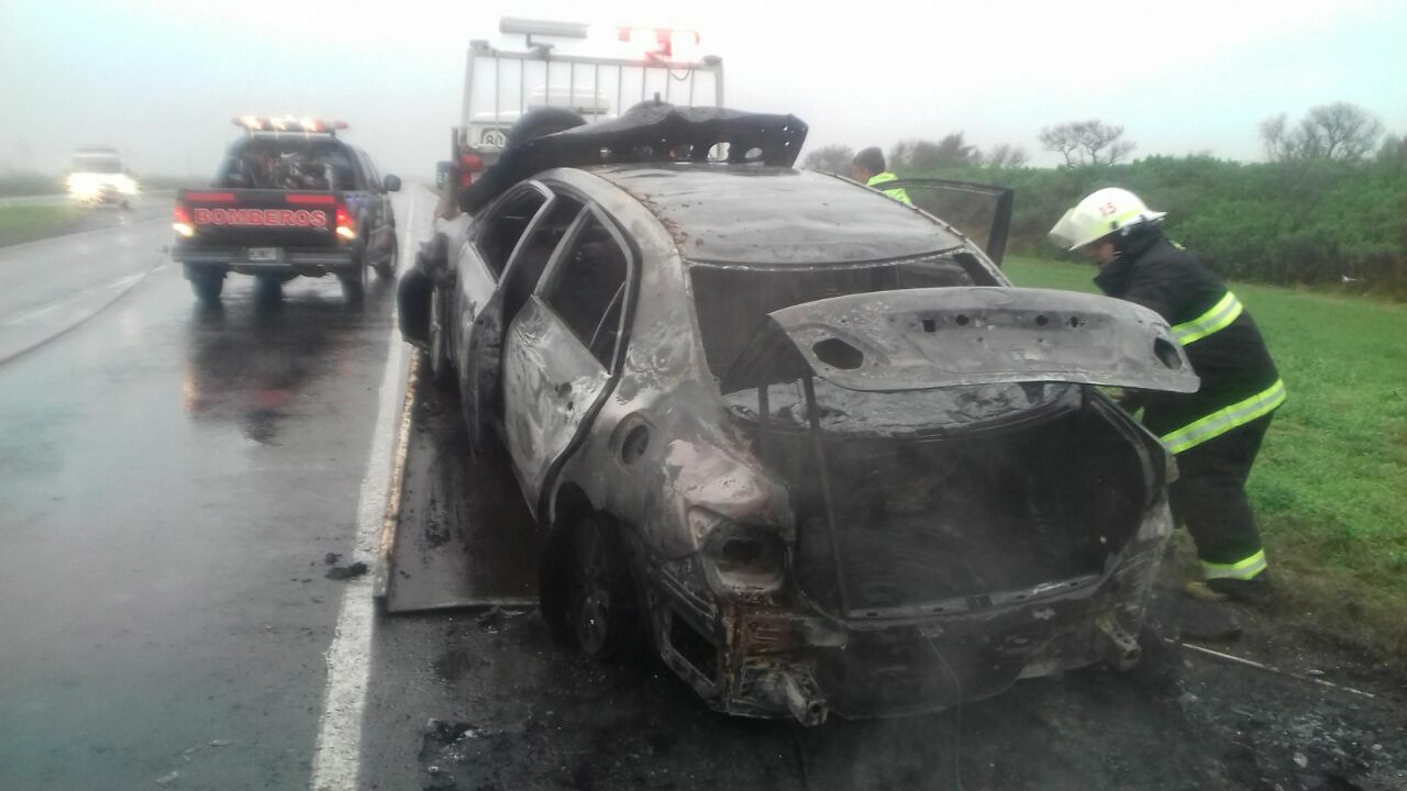 Incendio y destrucción total de un auto sobre la autopista