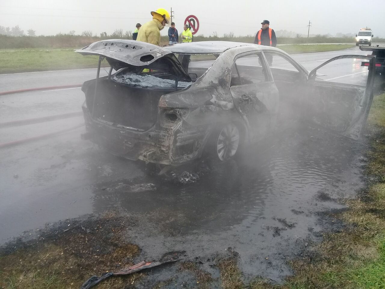 Incendio y destrucción total de un auto sobre la autopista