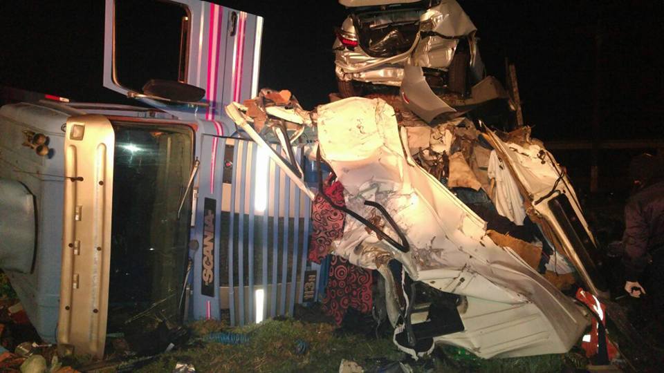 Un camionero debió ser rescatado tras un impactante choque entre camiones