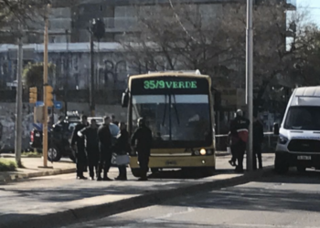 Un hombre murió tras ser arrollado por un colectivo