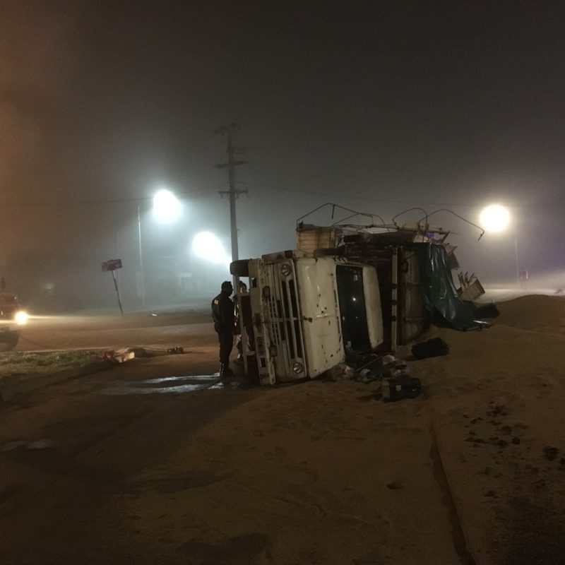 Totoras: volcó un camión en la rotonda de ruta 91