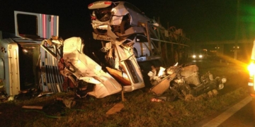 Un camionero debió ser rescatado tras un impactante choque entre camiones