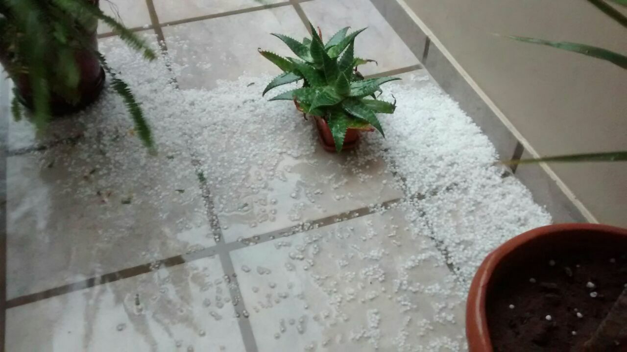 Totoras también registró caída de granizo en medio de la tormenta