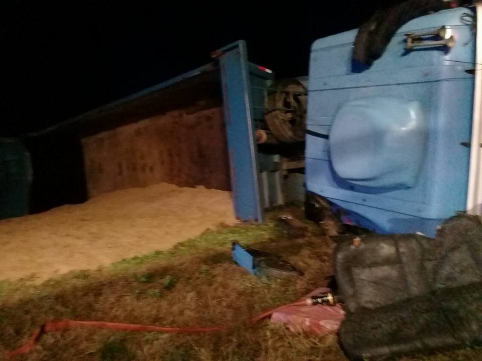 Un camionero debió ser rescatado tras un impactante choque entre camiones