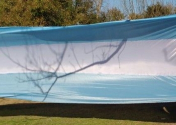 La bandera gigante se prepara para abrazar la escuela de La Ribera