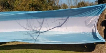 La bandera gigante se prepara para abrazar la escuela de La Ribera