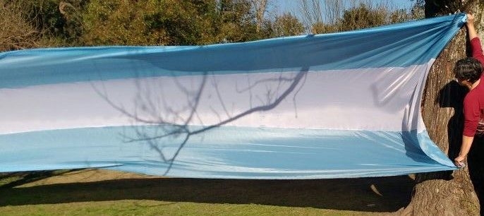 La bandera gigante se prepara para abrazar la escuela de La Ribera