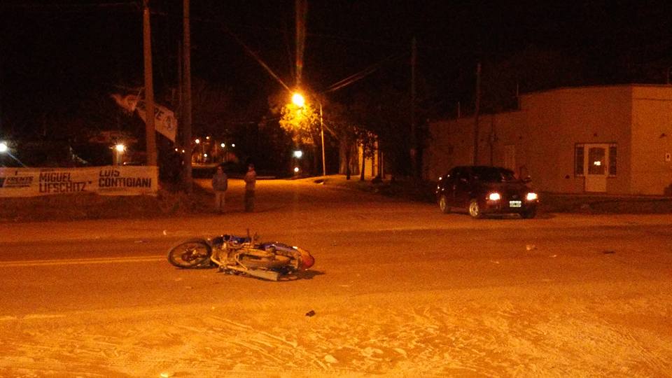 Una moto con cuatro ocupantes chocó contra un auto