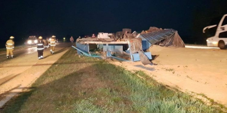 Un camión volcó en la autopista tras chocar contra otro