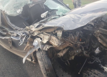 Un auto chocó a un camión y tres personas resultaron heridas