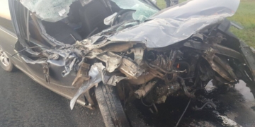 Un auto chocó a un camión y tres personas resultaron heridas