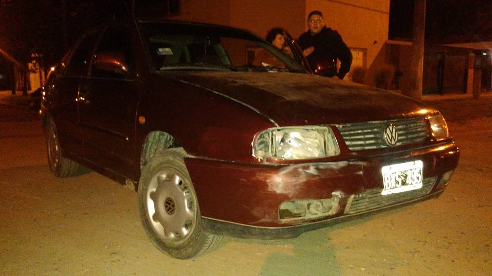 Una moto con cuatro ocupantes chocó contra un auto