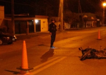 Una moto con cuatro ocupantes chocó contra un auto