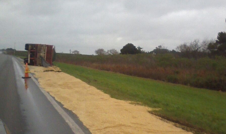 Un camión despistó, perdió el tanque de combustible y lo chocó un auto