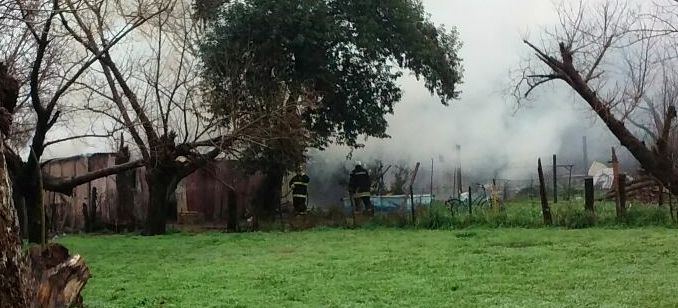 Totoras: una vivienda precaria sufrió graves daños tras un incendio
