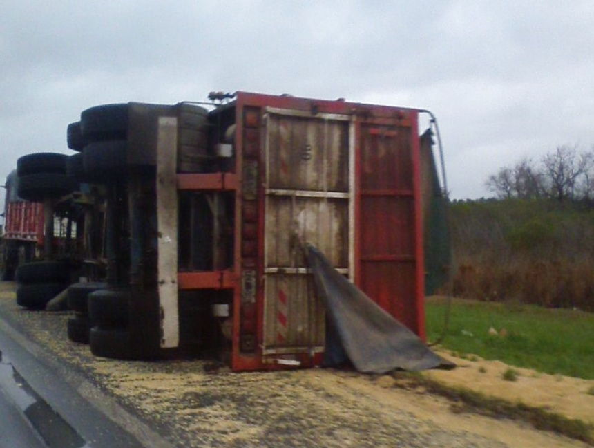 Un camión despistó, perdió el tanque de combustible y lo chocó un auto