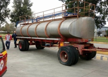 Una empresa donó un acoplado cisterna a los Bomberos de Oliveros