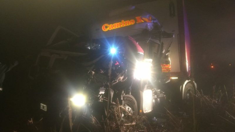 Un hombre quedó atrapado tras un choque entre camiones en ruta 34
