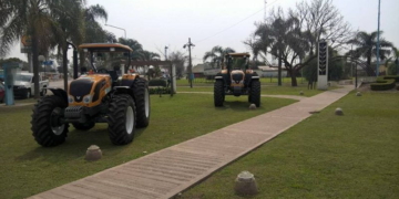 San Genaro y Totoras recibieron tractores por el Plan Equipar