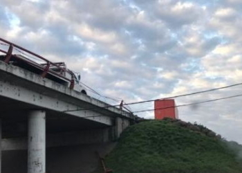 Un camión perdió el acoplado y estuvo a punto de caer a la autopista